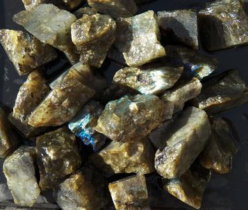 Labradorite, spectrolite, sunstone, madagascar, crystal, chatoyant, chatoyancy